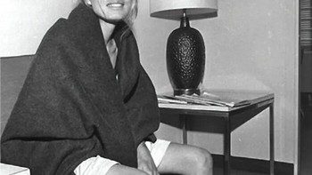 Ini adalah Bobbi Gibb yang berusia 23 tahun pada tahun 1966, tepat setelah menjadi wanita pertama yang berlari di maraton Boston.⁣ ⁣ Beberapa bulan sebelumnya, Gibb telah menerima sepucuk surat melalui pos, yang mendiskualifikasi dirinya untuk maraton tersebut. Surat itu menyatakan bahwa wanita “secara fisiologis tidak mampu untuk berlari maraton. Foto: Instagram Histroy Cool Kids