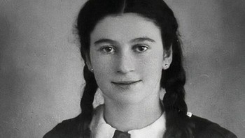 Gerda Weissmann Klein, seorang penyintas Holocaust, mengalami кошмар selama tiga tahun di kamp konsentrasi N**i. Setelah марш kematian yang mengerikan, ia dibebaskan oleh tentara Amerika, salah satunya adalah Kurt Klein, yang kemudian menjadi suaminya. Gerda menjadi aktivis kemanusiaan dan menulis otobiografinya, All But My Life. Kisahnya adalah simbol harapan dan ketahanan. Foto: Instagram History Cool Kids