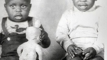 Ronald (kiri) dan Carl McNair (kanan), dua bersaudara yang dibesarkan di wilayah Selatan yang mengalami segregasi, memiliki ikatan yang kuat sejak kecil. Pada tahun 1959, Ronald yang berusia 9 tahun, ditemani Carl, mengunjungi perpustakaan umum untuk mencari buku-buku sains. Namun, pustakawan menolak permintaannya karena rasnya. Ronald menolak untuk pergi sampai polisi dipanggil. Meskipun pustakawan itu memprotes, polisi mengizinkan Ronald untuk meminjam buku-buku tersebut. Ronald kemudian meraih gelar Ph.D. dalam Fisika dari MIT dan bergabung dengan NASA, menjadi astronot kulit hitam kedua pada tahun 1984. Carl selalu mendukung impian saudaranya, meskipun awalnya tidak percaya. Tragisnya, Ronald meninggal dalam kecelakaan pesawat ulang-alik Challenger pada tahun 1986. Kini, perpustakaan yang dulu menolaknya dinamai menurut namanya, sebagai pengakuan atas kegigihan dan prestasinya. Foto: Instagram History Cool Kids