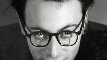 Adolfo Kaminsky, seorang pahlawan Perang Dunia II, menggunakan keahliannya dalam memalsukan dokumen untuk menyelamatkan ribuan nyawa. Setelah ibunya dibunuh oleh Nazi pada tahun 1941, ia bergabung dengan gerakan perlawanan Prancis pada usia 17 tahun. Di sebuah laboratorium bawah tanah di Paris, ia memalsukan paspor untuk membantu orang Yahudi Prancis melarikan diri dari kejaran Nazi. Salah satu momen yang paling dikenangnya adalah ketika ia harus membuat 300 dokumen palsu dalam 3 hari. Ia bekerja tanpa henti, melawan rasa kantuk, karena ia tahu bahwa setiap dokumen yang dibuatnya adalah hidup atau mati bagi seseorang. Adolfo Kaminsky memperkirakan telah menyelamatkan 14.000 nyawa melalui kepalsuan yang ia lakukan. Ia meninggal pada tanggal 9 Januari 2023 pada usia 97 tahun, meninggalkan warisan sebagai pahlawan yang berani dan penuh dedikasi. Foto: Instagram History Cool Kids