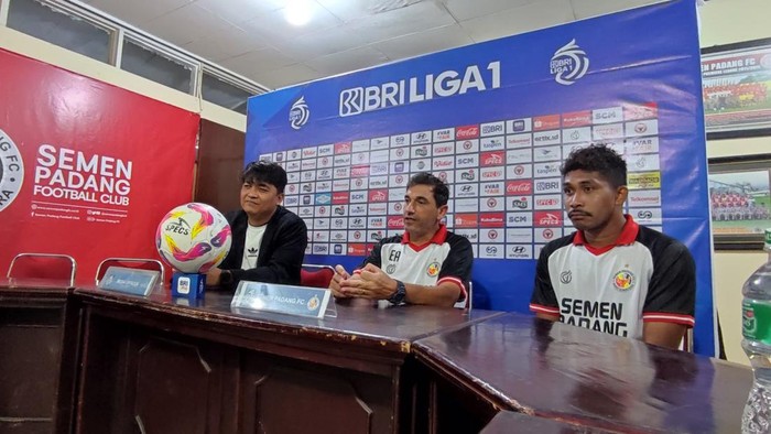 Foto: Pelatih kepala Semen Padang FC Eduardo Almeida dan pemainnya Dodi Alekvan Djin saat jumpa pers dengan awak media (dok. Istimewa).