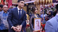 Fadly, Fuji dan Gala Sky jadi pengiring Frans Faisal menuju meja akad nikah. Fuji terlihat membawa foto mendiang Vanessa Angel. Foto: dok. Pribadi Zulhas