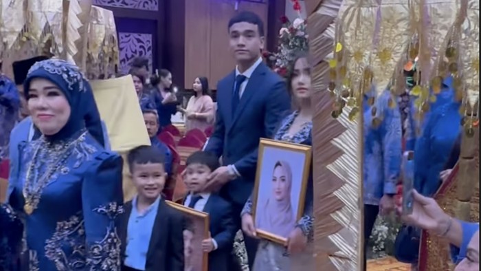 Fuji dan Gala Sky membawa foto mendiang Bibi dan Vanessa Angel.