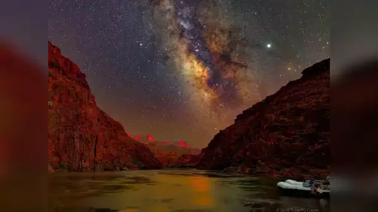 Galaxy Bimasakti Potret Galaksi Bimasakti (Milky Way) tempat kita tinggal adalah galaksi yang sangat indah. Simak pesonanya dari foto-foto yang dibagikan NASA berikut ini.