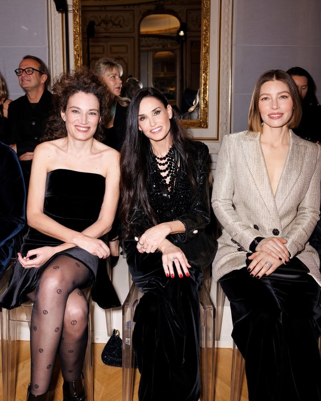 Demi Moore, yang baru diumumkan sebagai nomine Oscars 2025, bersolek dengan setelan serba hitam sequin di fashion show Giorgio Armani Prive. Hadir pula Coralie Fargeat, sutradara film yang dibintangi Demi, The Substance, dan aktris Jessica Biel. (Foto: Dok. Giorgio Armani)