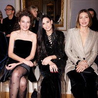 Demi Moore, yang baru diumumkan sebagai nomine Oscars 2025, bersolek dengan setelan serba hitam sequin di fashion show Giorgio Armani Prive. Hadir pula Coralie Fargeat, sutradara film yang dibintangi Demi, The Substance, dan aktris Jessica Biel. (Foto: Dok. Giorgio Armani)