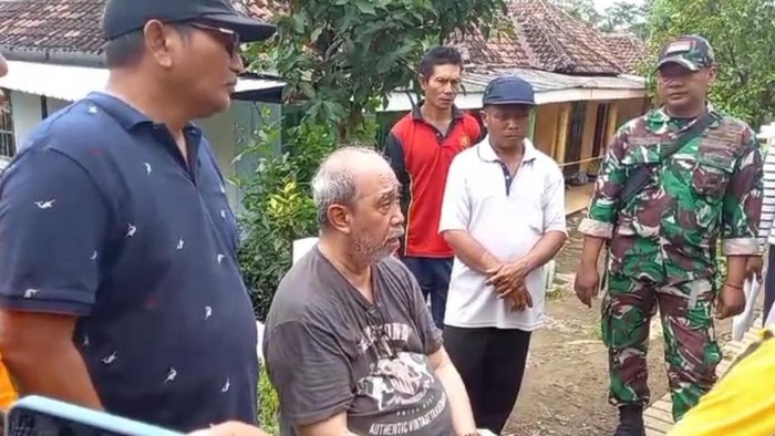 Geolog dari Departemen Teknik Sipil ITS Surabaya, Prof Indrasurya B Mochtar di lokasi tanah gerak Pasuruan.