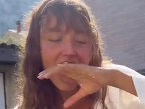 Influencer Ini Banjir Kritik Usai Pamer Makan Daging Mentah