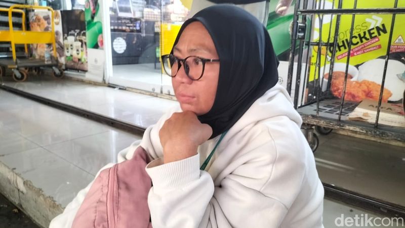 Ipah (44), anak kereta. (Maulani M/detikcom)