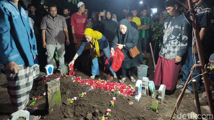 Isak Tangis Sambut Jenazah Naviri Arimbi Siswi SMAN 1 Porong Korban Laka Purwodadi