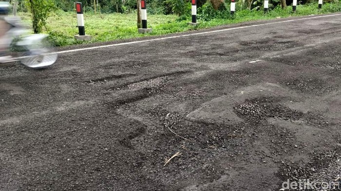 Jalan Lingkar Barat (Jalibar) di kawasan Kepanjen, Kabupaten Malang, berlubang. Jalan Lingkar Barat (Jalibar) di kawasan Kepanjen, Kabupaten Malang, berlubang.