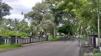 Masih di jalur Blitar-Malang Jalibar ini, ada pula kerusakan parah di dua titik lain. Lokasinya setelah melewati jembatan pada tikungan kedua mendekati jembatan kecil. Nyaris sama, kondisinya serupa dengan titik kerusakan pertama.