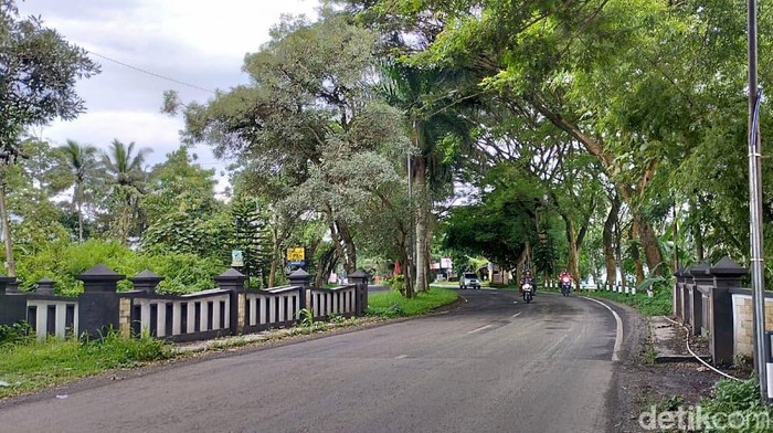 Jalan Lingkar Barat (Jalibar) di kawasan Kepanjen, Kabupaten Malang, berlubang.