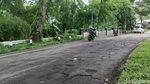 Potret Jalan Lingkar Barat Kepanjen Malang Berlubang Saat Musim Hujan