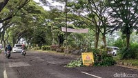 Pasca kecelakaan terjadi beruntun dalam satu hari itu, kini terpasang papan rambu kuning agar pengendara memperlambat dan mengalihkan haluan untuk menghindari jalan berlubang