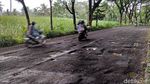 Potret Jalan Lingkar Barat Kepanjen Malang Berlubang Saat Musim Hujan