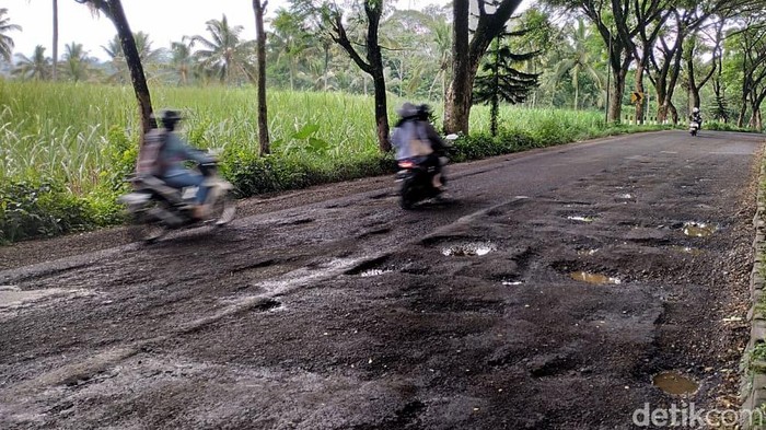 Jalan Lingkar Barat (Jalibar) di kawasan Kepanjen, Kabupaten Malang, berlubang.