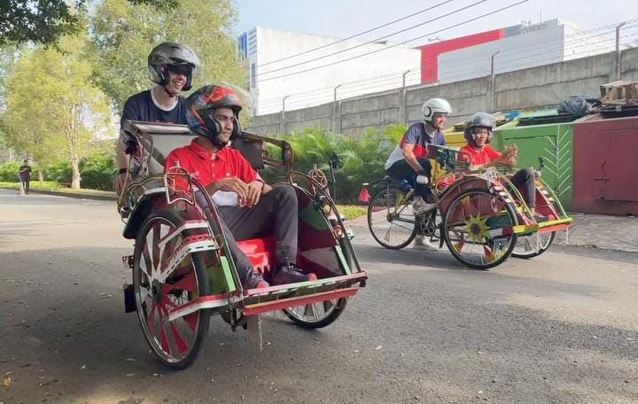 Joan Mir dan Luca Marini naik becak racing.