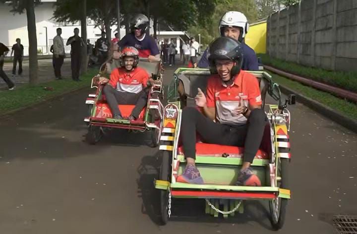 Joan Mir dan Luca Marini naik becak racing.