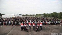 Sebelum berjumpa dengan para pebalap idola, komunitas Honda PCX yang berasal dari berbagai kota melakukan touring menyusuri landmark kota Jakarta dan Bandung menggunakan skutik 160cc favorit masyarakat saat ini.