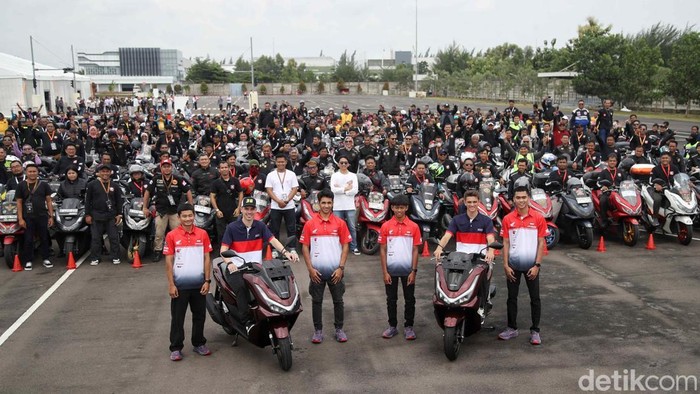 Joan Mir dan Luca Marini Sapa 500 Bikers Honda PCX Joan Mir dan Luca Marini Sapa 500 Bikers Honda PCX