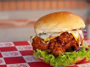 Nikmatnya Burger Homemade Berbalut Aneka Sambal Lokal di Denpasar