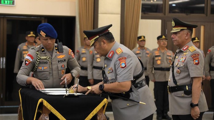 Kapolri Jenderal Listyo Sigit Prabowo memimpin upacara serah terima jabatan Kapolda Kepri dari Irjen Yan Fitri kepada Brigjen Asep Safrudin.(Foto: Dok Polda Kepri )