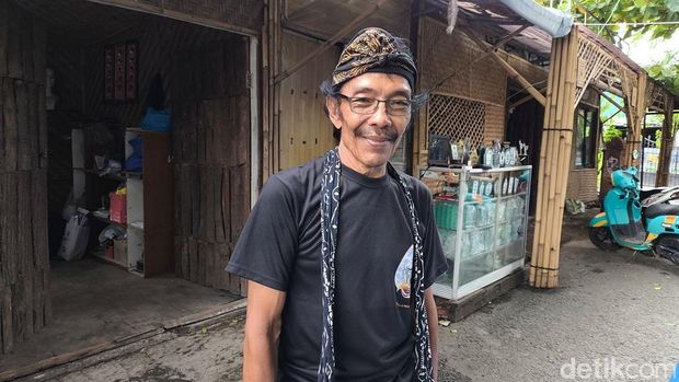 Kardiman saat sedang melatih tari tradisional di Gua Sunyaragi Cirebon.
