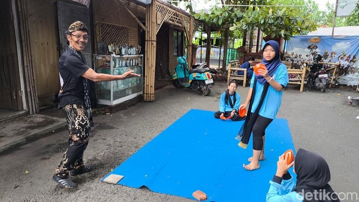 Kardiman saat sedang melatih tari tradisional di Gua Sunyaragi Cirebon.
