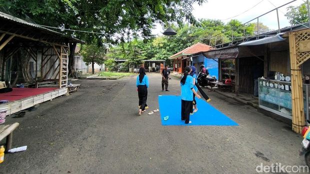 Kardiman saat sedang melatih tari tradisional di Gua Sunyaragi Cirebon.