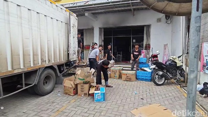 Karyawan mini market di Bandar Lampung usai aksi pembakaran yang dilakukan kawanan pencuri.