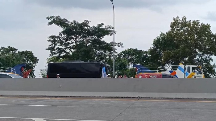 kecelakaan bus di exit tol purwodadi