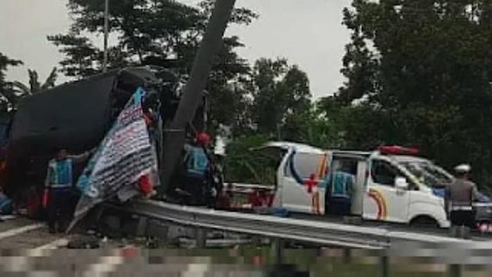 Kecelakaan bus tabrak tiang penanda arah di dekat exit tol Purwodadi.
