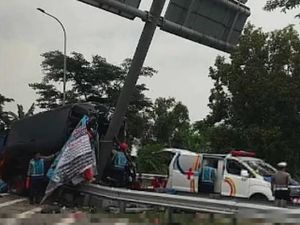 Bus Tabrak Tiang Penanda Arah di Exit Tol Purwodadi Rombongan SMAN 1 Porong