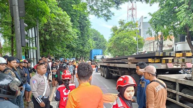 Pengendara Motor Seorang Lansia Tewas Setelah Kecelakaan dengan Truk Trailer