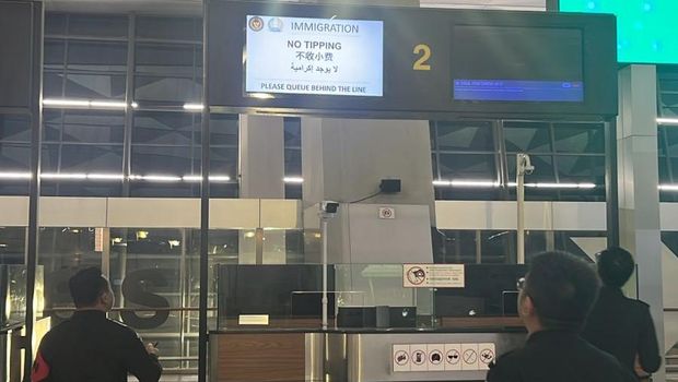 Kementerian Imipas melalui Ditjen Imigrasi memasang tulisan 'No Tipping' di Tempat Pemeriksaan Imigrasi Bandara Internasional Soekarno Hatta pasca informasi dari Kedubes China.