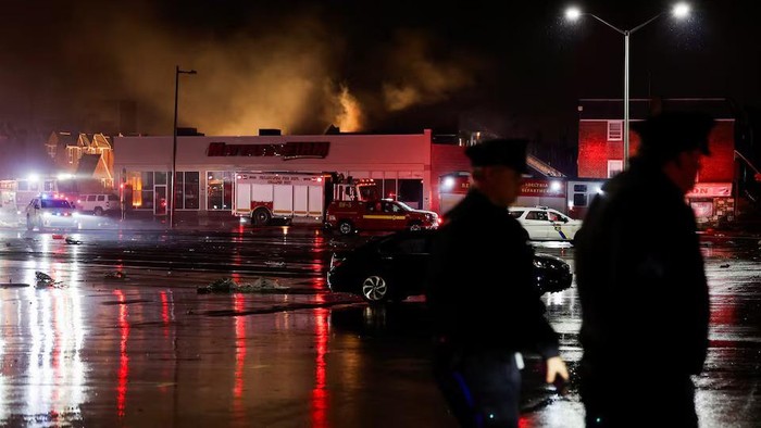 Smoke rises as emergency personnel operate in the aftermath of a plane crash in Philadelphia, Pennsylvania, U.S., January 31, 2025. REUTERS/Rachel Wisniewski Purchase Licensing Rights