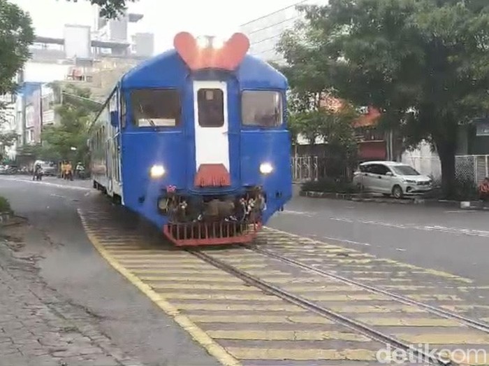 Kereta Api (KA) Batara Kresna melintasi Jalan Slamet Riyadi Kota Solo, Sabtu (1/2/2025) pagi.