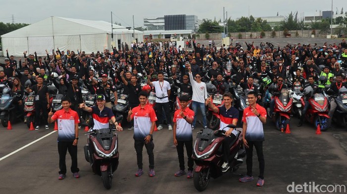 Komunitas Honda PCX ketemu Luca Marini dan Joan Mir.