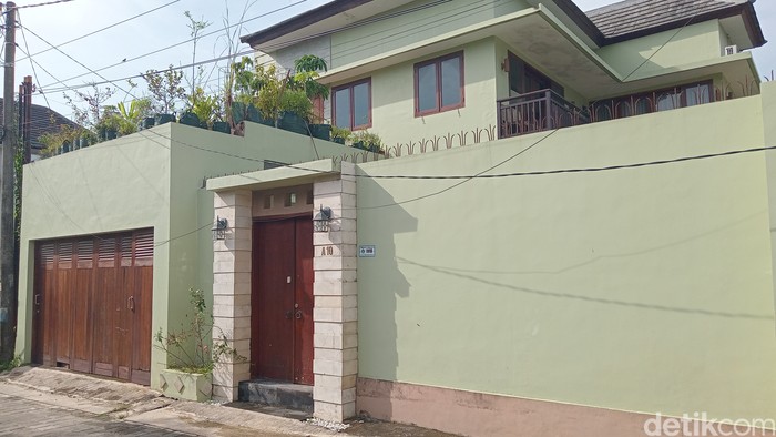 Kondisi vila di kawasan Jimbaran, Kuta Selatan, Badung, Bali, Sabtu (1/2/2025). Vila itu diduga menjadi lokasi penganiayaan dan perampokan terhadap WN Ukraina, Igor Iermakov. (Foto: Aryo Mahendro/detikBali)