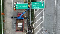 Akibat kejadian tersebut dua korban meninggal di lokasi, sedangkan belasan siswa lainnya mengalami luka-luka.