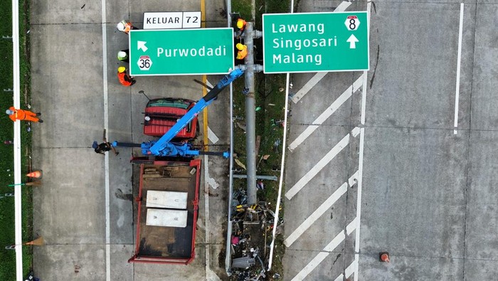 Petugas medis dan relawan membawa jenazah korban kecelakaan bus Brimob ke dalam mobil ambulan di Ruang Jenazah, Rumah Sakit Syaiful Anwar, Malang, Jawa Timur, Sabtu (1/2/2025). Kecelakaan bus brimob berpenumpang rombongan siswa SMAN 1 Porong di pintu keluar jalan tol Pandaan Malang Km 72-73 tersebut mengakibatkan dua orang meninggal dunia dan puluhan penumpang luka-luka. ANTARA FOTO/Ari Bowo Sucipto/YU