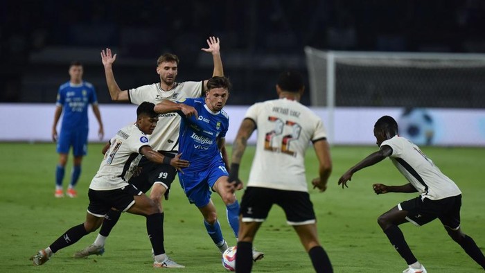 Laga Persib Bandung vs PSM Makassar di Stadion GBLA, Sabtu (1/2/2025).