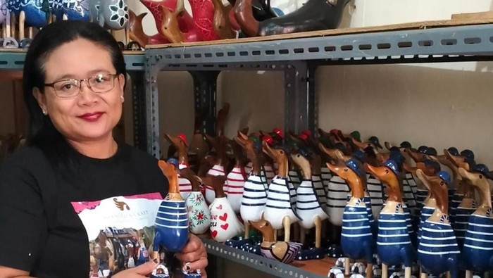 Limbah bambu disulap jadi patung bebek
