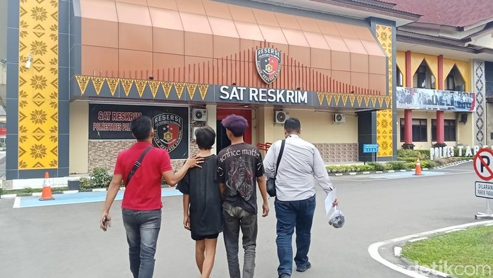 MAS dan MNR diamankan usai lakukan pengeroyokan terhadap M Dzaky (18) di Palembang