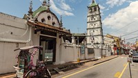 Lokasi Masjid Kampung Keling ini terletak di Jalan Hang Lekiu atau Temple Street, Malaka, Malaysia. Foto: Getty Images/iStockphoto/Sanga Park
