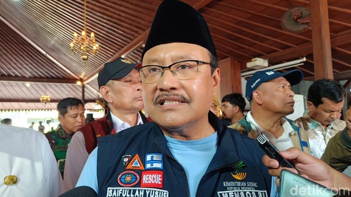 Mensos Gus Ipul memberikan keterangan kepada wartawan usai mengisi sosialisasi pilar-pilar kepada para pendamping PKH di Pendopo Bupati Banyumas, Sabtu (1/2/2025).