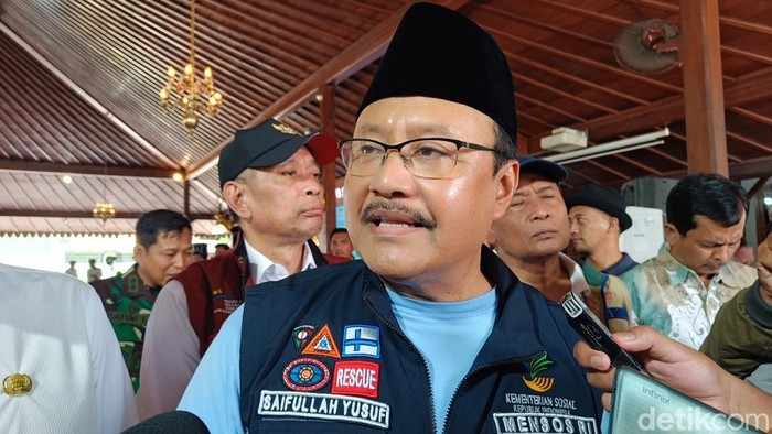 Menteri Sosial, Gus Ipul saat memberikan keterangan kepada wartawan terkait pemberian gelar pahlawan nasional kepada Kakek Presiden Prabowo di Purwokerto, Sabtu (1/2/2025).