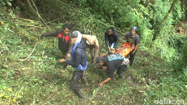 Mobil Pick-up Terjun ke Jurang 100 Meter di Lereng Semeru, Sopir dan Kernet Kritis