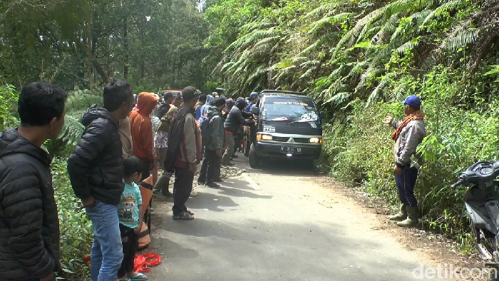 Mobil Pick-up Terjun ke Jurang 100 Meter di Lereng Semeru, Sopir dan Kernet Kritis